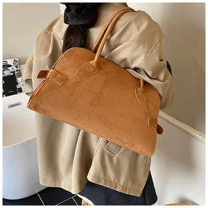 Detailansicht der braunen Wildledershopper mit großem Fassungsvermögen und Vintage-Textur