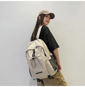 Detail des cremefarbenen Freizeitrucksacks mit Tunnelzugtasche und Nylonstruktur