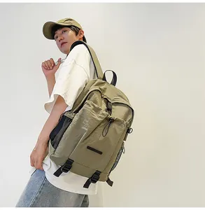 Seitenansicht des olivgrünen Rucksacks mit großem Fassungsvermögen und Kordelzug