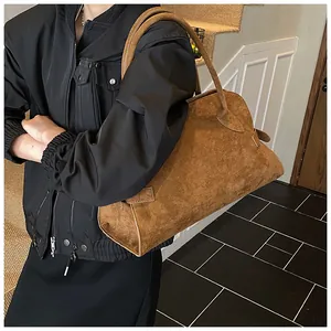 Große braune Tote Bag aus mattem Kunstleder getragen von einem Model im Studio