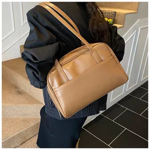 Seitenansicht einer großen braunen Vintage-Tasche mit zwei Schultergurten und Fronttasche