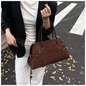 Retro dunkelbraune Tasche aus Wildlederimitat mit Seitenschnalle und doppelten Tragegriffen
