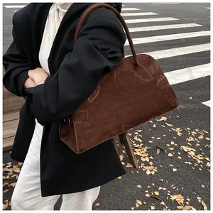 Dunkelbraune Wildleder-Tote-Bag kombiniert mit einem schwarzen Blazer für urbane Looks