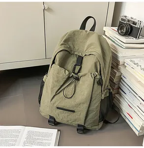 Olivgrüner Nylon-Rucksack mit Kordelzug-Fronttasche und robusten Schnallenverschlüssen