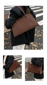 Detailansicht der Vintage-Leoparden-Tragetasche mit weicher Wildleder-Oberfläche