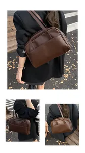 Detailansicht der braunen Vintage-Leder-Einkaufstasche auf einem urbanen Hintergrund