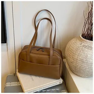 Detailansicht der braunen Vintage PU Leder-Einkaufstasche mit Reißverschluss und Fronttasche