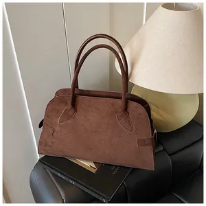 Detailansicht der braunen Wildledertasche mit Seitenschnallen und eleganter Vintage-Textur