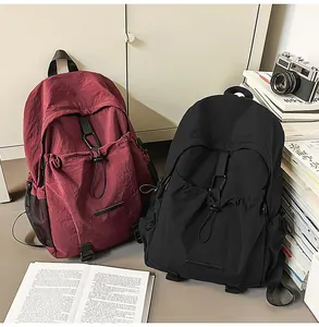 Details von weinroten und schwarzen Nylon-Rucksäcken mit Kordelzug und Schnallenverschluss