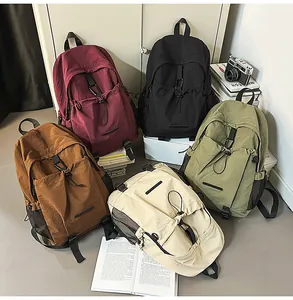Detailansicht von leichten Nylon-Rucksäcken in fünf Farben mit funktionalen Taschen