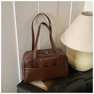 Detailansicht der großen dunkelbraunen Ledertasche mit Vordertasche und Metallreißverschluss