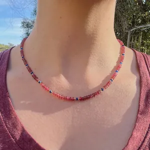 Collar minimalista de piedras naturales coloridas con acero de titanio dorado y perlas