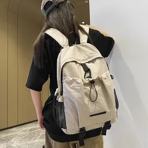 Minimalistischer beiger Nylon-Rucksack mit großer Kapazität und Kordelzug für Reisen