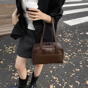Dunkelbraune Vintage-Tragetasche für Damen aus mattem PU-Leder auf Herbststraße