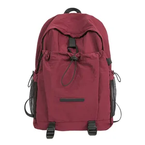 Großer weinroter Nylon-Rucksack mit Kordelzugtasche vorne und robusten Schnallen für Alltag