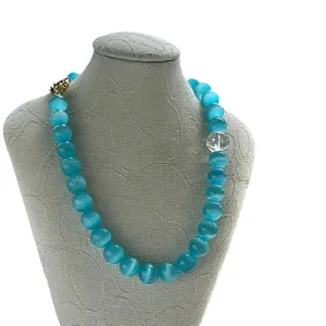 Collana di pietre naturali con pietre occhio di gatto blu e chiusura dorata