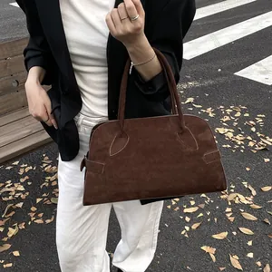 Braune Wildleder-Einkaufstasche mit Griffen und Seitengurten im urbanen Herbst-Stil