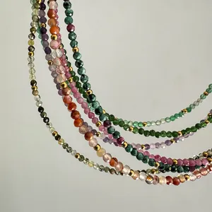 Collana di perle colorate in pietra naturale da 2MM con dettagli in acciaio dorato 18 carati