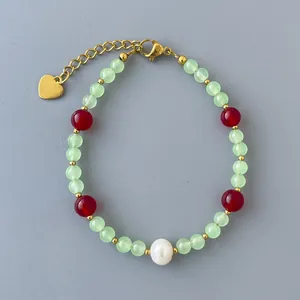 Bracelet fait main en pierres vertes avec accents rouges et perle d'eau douce