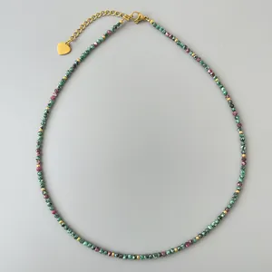 Dettaglio della collana di pietre sfaccettate 2mm con ciondolo a cuore e moschettone