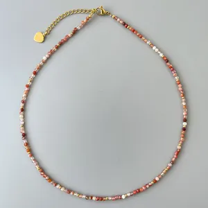 Dettaglio della collana di pietre naturali 2mm con ciondolo a cuore placcato oro 18k