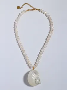Detail van zoetwaterparelketting met een grote hanger van een natuurlijke schelp