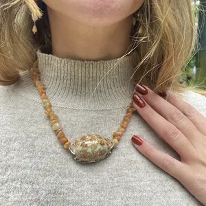 Collana boho con perline in pietra naturale arancione e ciondolo conchiglia di ciprea