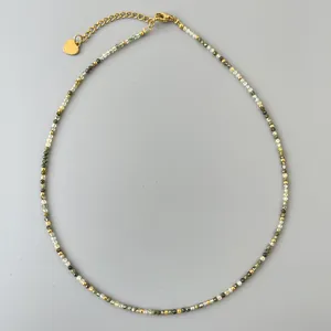 Dettaglio della collana di perline in pietra naturale da 2mm con cuore e chiusura
