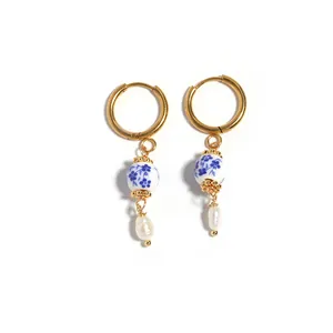 Orecchini in porcellana bianca e blu con perle naturali d'acqua dolce dorati