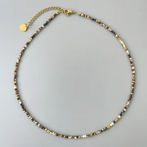 Dettaglio della collana di perle di cristallo 2mm con ciondolo a cuore dorato e chiusura