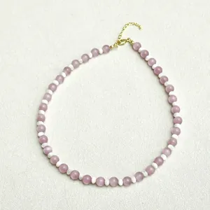 Collana con perle occhio di gatto viola e catena regolabile placcata in oro