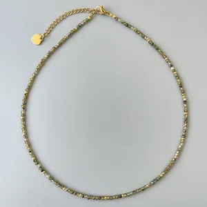 Vista dettagliata della collana di perline in pietra naturale oliva 2mm con chiusura oro