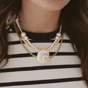 Gelaagde ketting met drie lagen inclusief schelphanger en natuurlijke zoetwaterparels