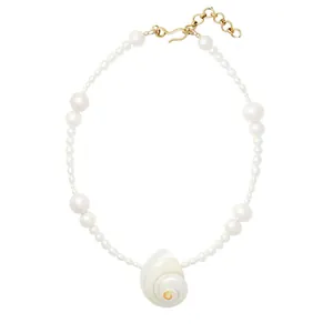 Macro-opname van parelketting met grote witte schelphanger en goudkleurige sluiting