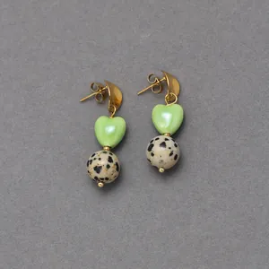 Boucles d'oreilles cœur en céramique vert pomme et perles de jaspe dalmatien dorées