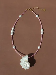 Detail van kralenketting met roze kralen, barokparels en witte zeeschelp hanger