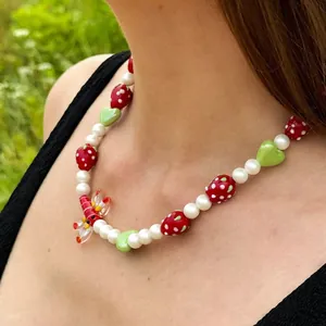 Collier de perles d'eau douce avec pendentif libellule et perles fraises et cœurs