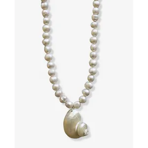 Minimalistische zoetwaterparelketting met een gepolijste natuurlijke schelp
