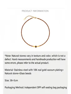 Détail du collier de perles en œil de tigre avec un pendentif cœur doré chic