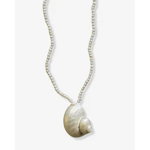 Elegante natuurlijke zoetwaterparelketting met een grote schelphanger op een grijze achtergrond
