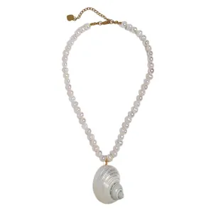 Elegante natuurlijke parelketting met een grote spiraalvormige schelphanger