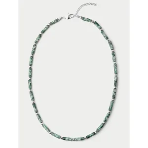 Collar de piedras neutras con tubos de mármol verde y espaciadores de metal plateado