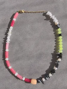 Dettaglio della collana di perline miste con pietre naturali colorate e perle d'acqua dolce