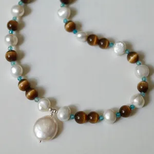 Collier de perles baroques et œil de tigre Maillard avec accents de cristal bleu