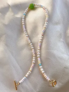 Détail du collier avec perles d'eau douce, perles de verre colorées et fermoir OT doré