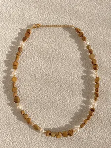 Dettaglio di perle in pietra irregolare con perle e chiusura a moschettone dorata