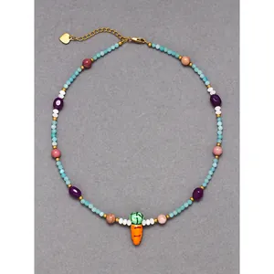 Collier bohème fait main avec pendentif carotte en céramique et pierres naturelles colorées
