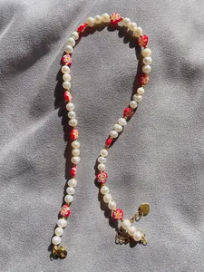 Détail du collier plaqué or 18k avec perles d'eau douce et perles de cœur rouges