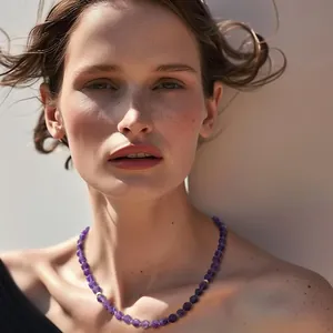 Collier minimaliste en améthyste naturelle avec accents dorés porté par un modèle