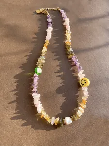 Dettaglio della collana bohémien con perline di ghiaia colorate, smiley e perla vera